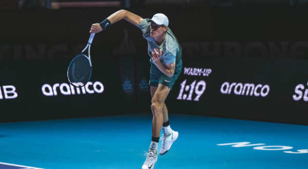 Sinner sobrevive a batalha contra Djokovic e vai  final na Arbia Saudita