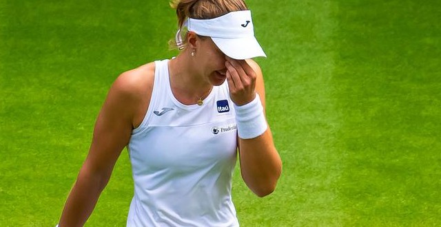 Bia Haddad abandona jogo em Wimbledon por lesão na lombar