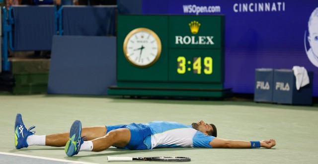 Djokovic acerta bolada em juíza e é desclassificado do US Open