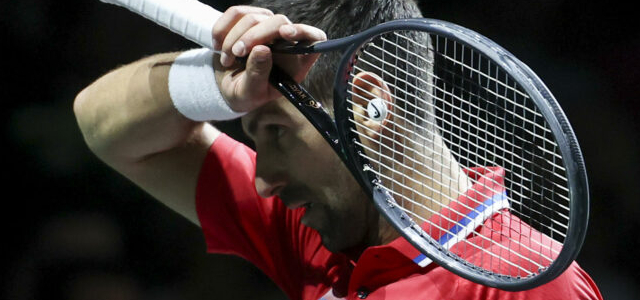 Nadal acerta bolada na cabeça de Djoko, pede perdão e fica sem