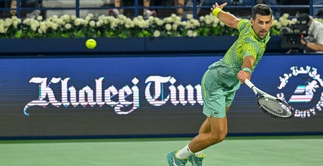 VÍDEO] Panelas, mãos ou tacos de basebol: Djokovic faz o que quer