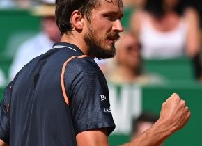 Zverev vence jogo adiado e revê Medvedev ainda nesta 3ª em Roma