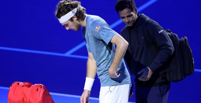 Tsitsipas joga três games, desiste contra Rune e leva vaias no ATP